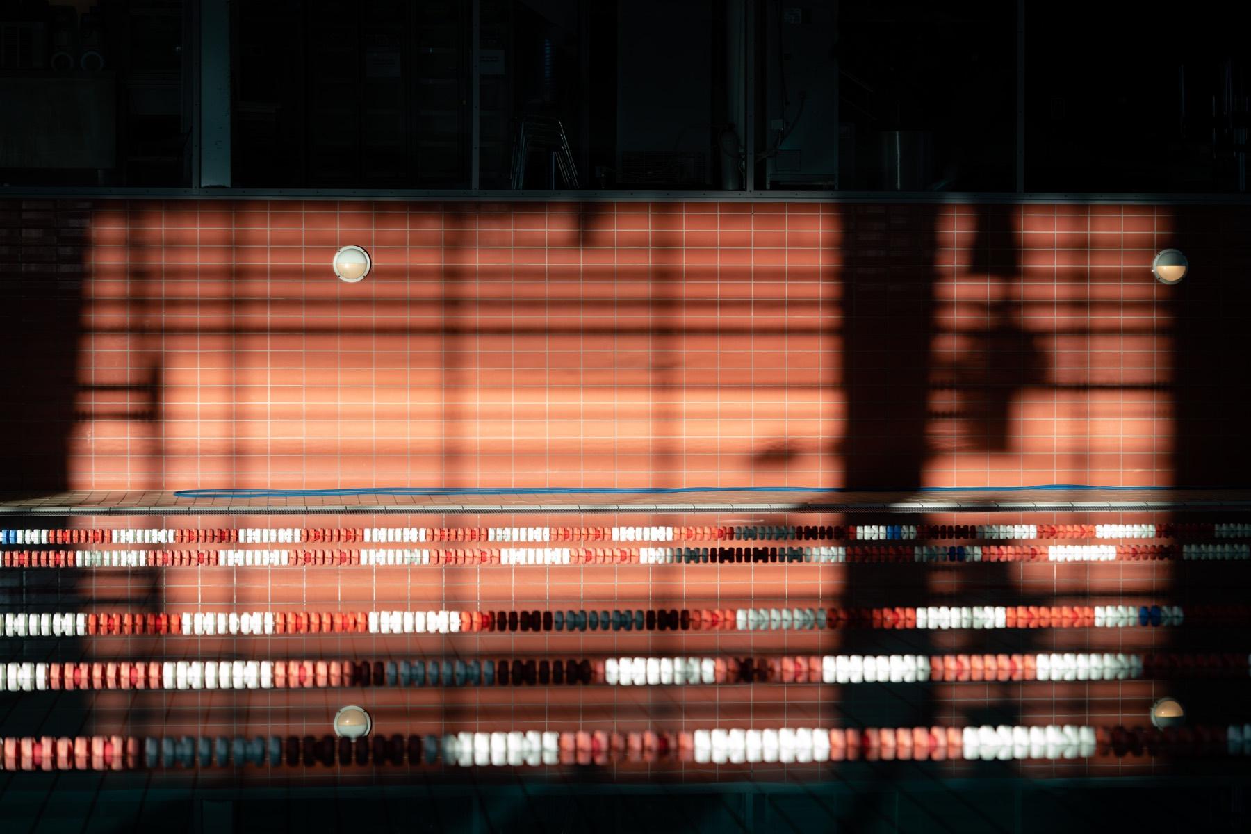 Swim benchmark pacing set in pool